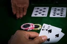 Filipino player browsing quadra88 sportsbook on mobile phone